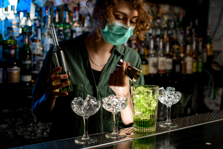 bartender-wears-mask-covid-bartending